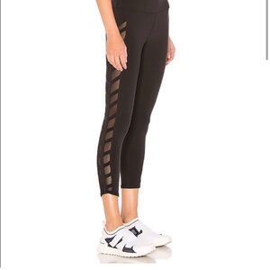 NWT ALO Yoga Chevron Capri legging. Size L